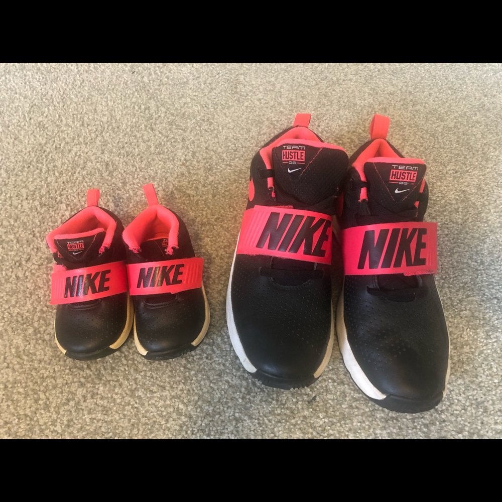 Nike Team Hustle D8 Mom (6Y/8.5) and Toddler (6) Sneakers